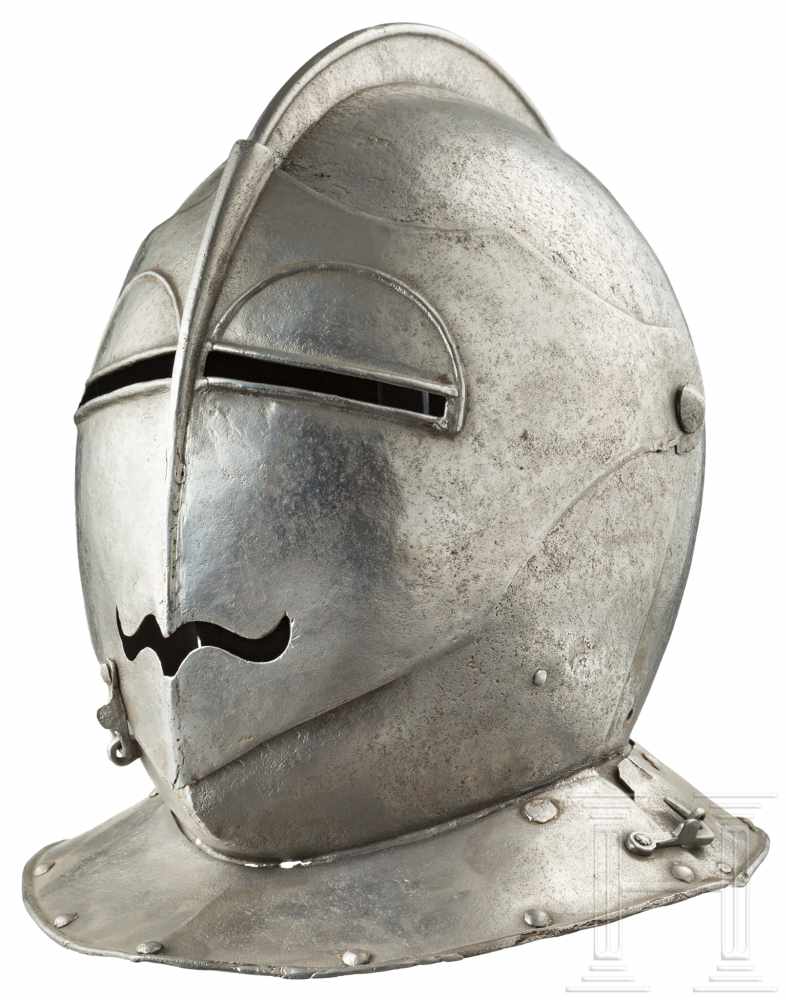 Kürassier-Mantelhelm, Italien, um 1620Zweiteilig gearbeitete, schwere Kalotte mit schmalem,