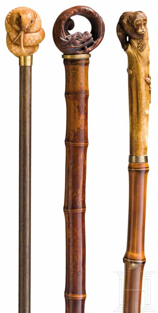 Drei Gehstöcke, 19. Jhdt.Drei Stöcke mit fein beschnitzten, japanischen Elfenbein- bzw. - Image 3 of 4