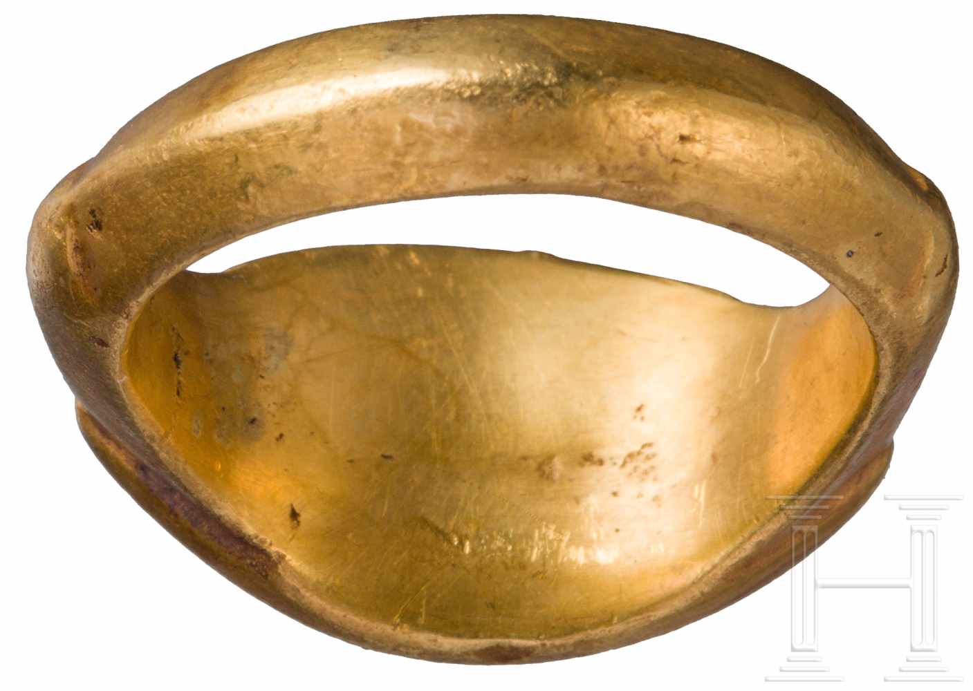 Goldring mit Fabelwesen, spätes Mittelalter Südosteuropas, 15. Jhdt.Massiver Goldring mit fast - Image 2 of 2