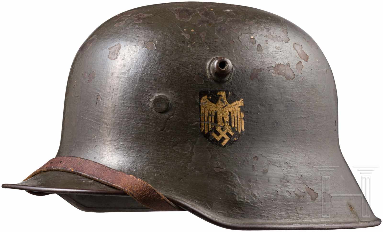 Stahlhelm M 18 der Kriegsmarine mit einem AbzeichenFeldgrau übermalte Glocke mit zu ca. 75 %