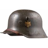 Stahlhelm M 18 der Kriegsmarine mit einem AbzeichenFeldgrau übermalte Glocke mit zu ca. 75 %