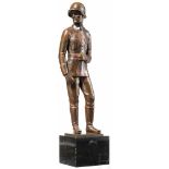 Bronzefigur eines SoldatenAufrecht stehender, nach rechts blickender Soldat mit der linken Hand am