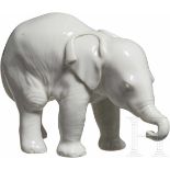 Stehender ElefantEntwurf Professor Theodor Kärner, Modellnummer 3. Weißes, glasiertes Porzellan.