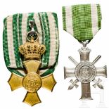 Albrechtskreuz mit Schwertern und Ehrenkreuz mit KroneWeißmetall versilbert, in einem Stück geprägt,