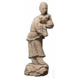 Skulptur einer Dienerin, China, späte Song-/Yuan-DynastieStehende, dreiviertel-plastische Figur