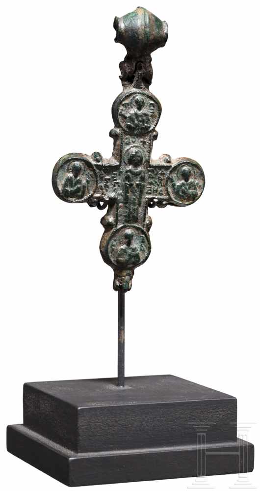 Enkolpion aus Bronze, mittelbyzantinisch, 11. - 12. Jhdt.Dreiteiliges Reliquiarkreuz. Kreuz aus zwei