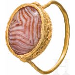 Fingerring, Gold, hellenistisch, 3. - 1. Jhdt. v. Chr.Die Ringschiene ist aus Golddraht gefertigt,