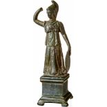 Statuette der Minerva, römisch, 2. - 3. Jhdt.Stehende Minerva mit Helm, Schild und Ägis. Auf