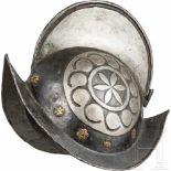 Schwarz-weißer Morion, deutsch, um 1580Zweiteilig gearbeitete Kalotte mit hohem gebördeltem Kamm. An