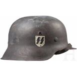 Stahlhelm M 42 der Waffen-SS mit einem AbzeichenDie Glocke mit außenseitig grau-blauem Raulack und