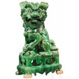 Sitzender Löwe, China, 19. Jhdt. oder früherGrün glasierte Keramik, mit in schwarz glasierten