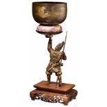 Samurai-Bronze mit Gong, Japan, Meiji-PeriodeFigur eines stehenden Samurais, aus patinierter,