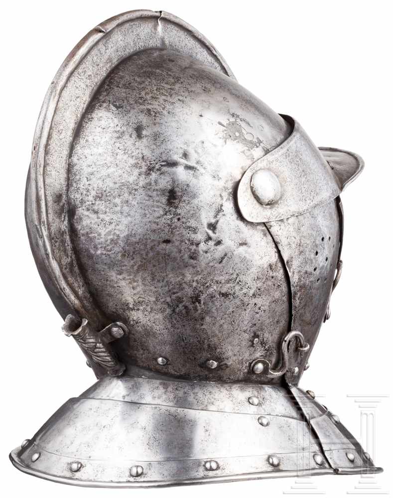 Kürassierhelm, deutsch, um 1620Zweiteilig gearbeitete Kalotte mit gebördeltem Kamm und im Nacken - Image 3 of 3