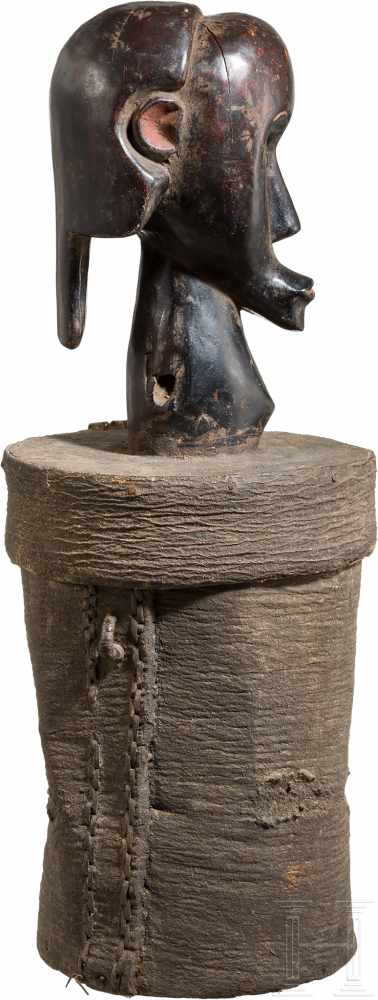 Reliquienbehälter der Fang, WestafrikaKopf einer männlichen Figur aus geschwärztem, teils rot - Image 2 of 3