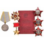 Gruppe von sechs sowjetischen Auszeichnungen, komplett mit Ordensbuch, ab 1944Drei Orden des Roten