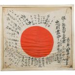 Handsignierte, japanische Flagge, 19./20. Jhdt.Weiße Seide, im Zentrum rot bedruckt, der weiße