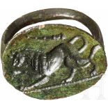 Siegelring mit Fabelwesen, hellenistisch, 3. - 2. Jhdt. v. Chr.Bronzener Siegelring mit kräftiger,