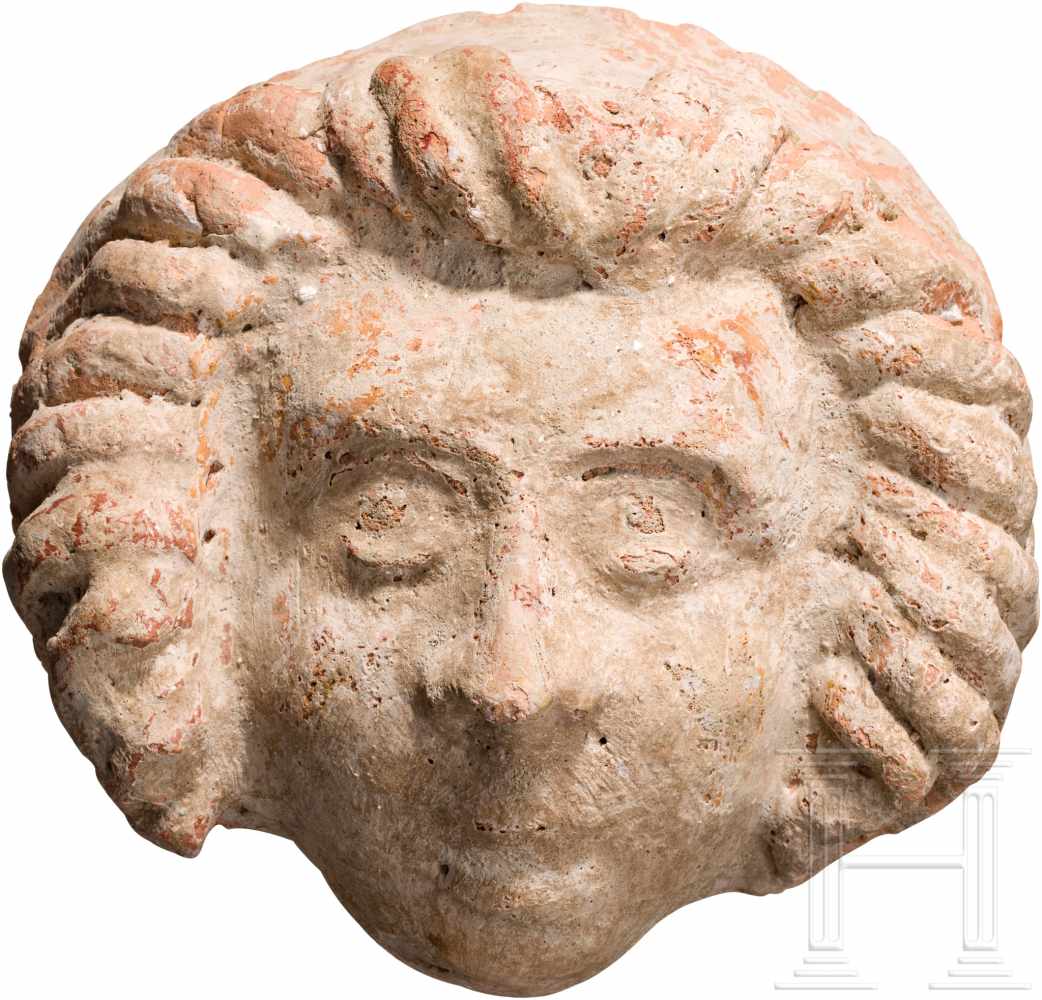 Antefix in Kopfgestalt, griechisch, 4. - 2. Jhdt. v. Chr.Halbplastisch modellierter Kopf mit