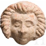 Antefix in Kopfgestalt, griechisch, 4. - 2. Jhdt. v. Chr.Halbplastisch modellierter Kopf mit