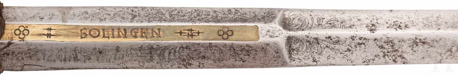 Eisengeschnittener Degen, Holland, um 1660Zweischneidige, beidseitig gegratete Stichklinge mit ( - Image 6 of 7