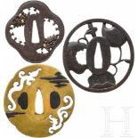 Drei Tsubas, Edo-PeriodeEiserne Marugata Sukashi-Tsuba im Kinai-Stil, Dekor aus drei