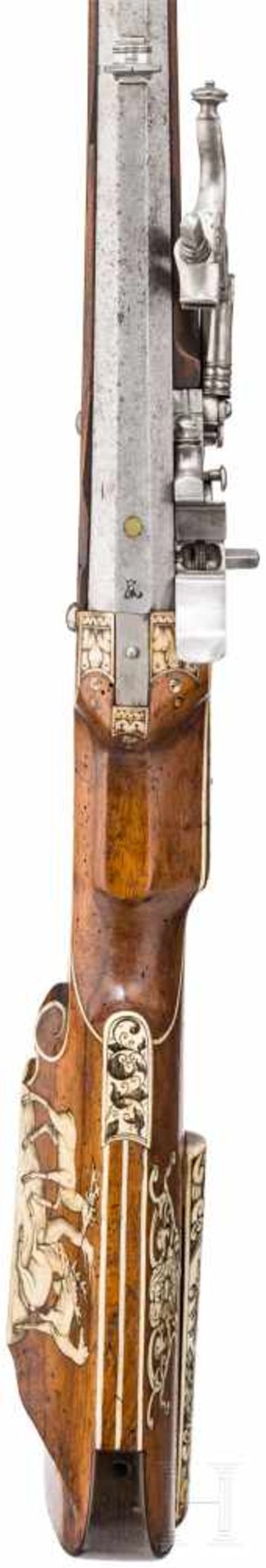 Fein verbeinte Radschlossbüchse, süddeutsch, um 1630/40Achtkantiger, mittig leicht eingezogener Lauf - Bild 4 aus 10