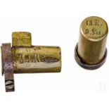 Zwei Stk. Mündungsdeckel zum Gewehr M 1871Alte Art aus Messing mit Kornhäuschen, Ring mit Schraube