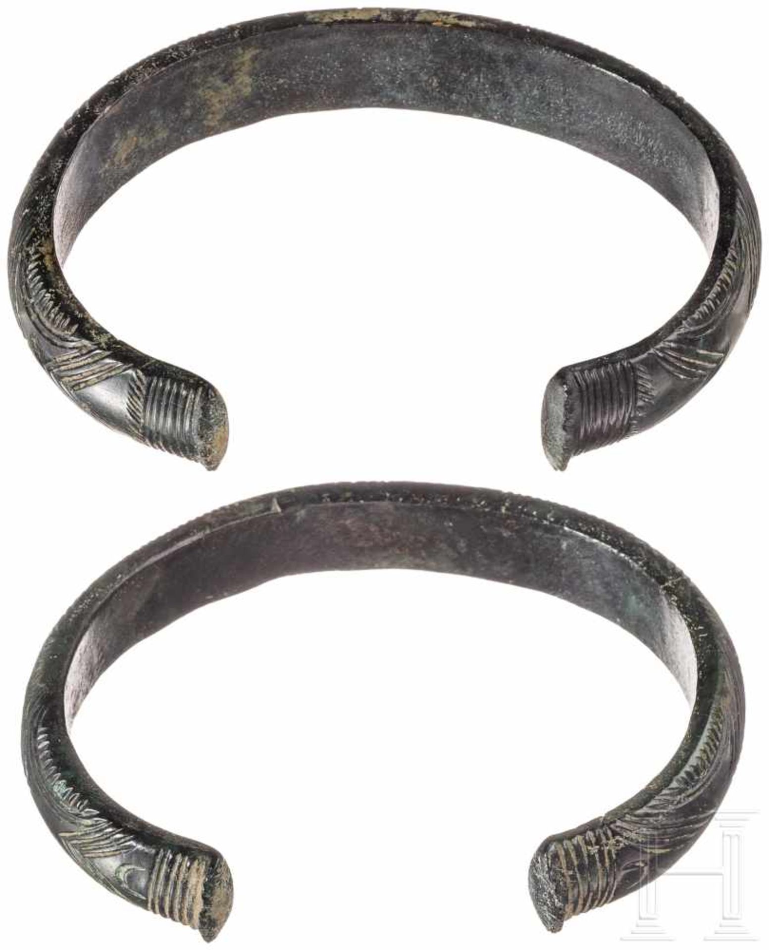 Ein Paar verzierte Armreife, Bronzezeit, 12. - 11. Jhdt. v. Chr.Ein Paar offene ovale Bronzearmreife - Bild 2 aus 2