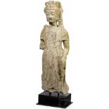 Figur eines stehenden Bodhisattvas, China, Nördliche Qi-Dynastie (550 - 577)Heller Kalkstein. Fein