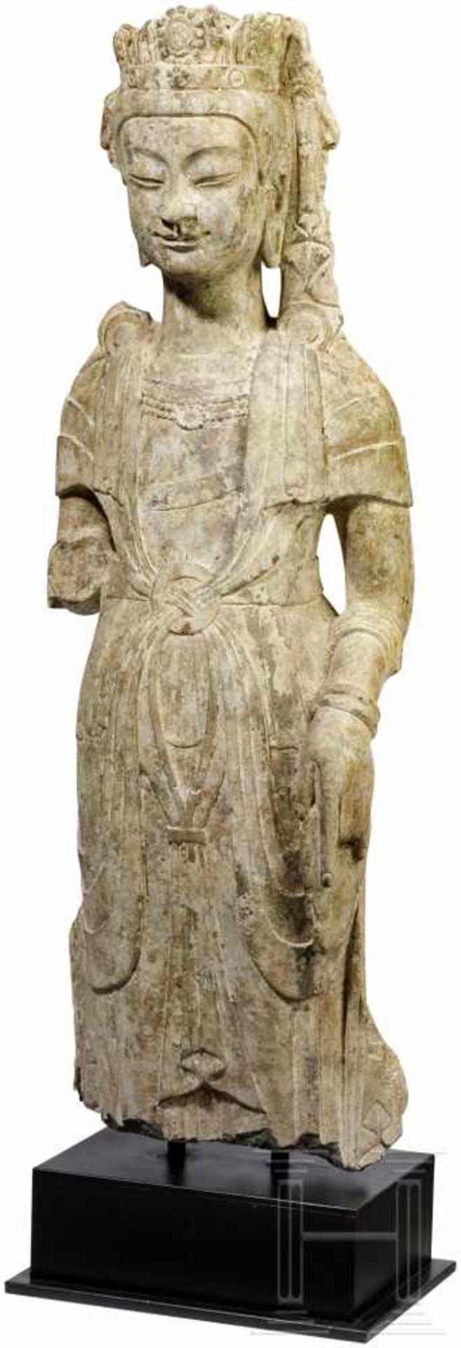 Figur eines stehenden Bodhisattvas, China, Nördliche Qi-Dynastie (550 - 577)Heller Kalkstein. Fein