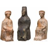 Gruppe von drei thronenden Göttinnen, griechisch-hellenistisch, ca. 3. - 1. Jhdt. v. Chr.Zwei