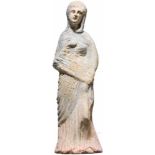 Terrakottafigur einer mit Chiton und Himation bekleideten Dame, Canosa, Apulien, 4. - 3. Jhdt. v.