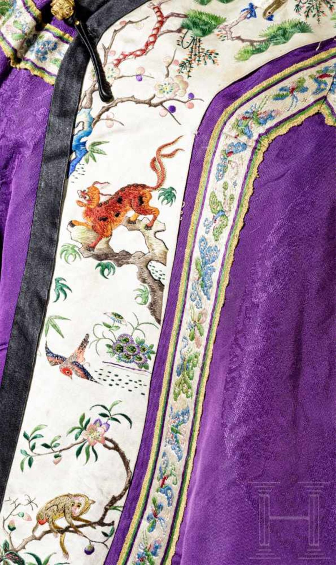 Robe und Hut eines höheren Staatsbeamten, China, 19. Jhdt.Bodenlange Robe aus violettem Seidendamast - Bild 3 aus 5