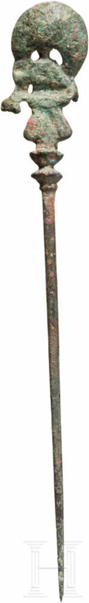 Nadel mit figürlicher Bekrönung, römisch, 1. - 3. Jhdt.Bronzenadel mit dekorativer figürlicher - Bild 2 aus 2