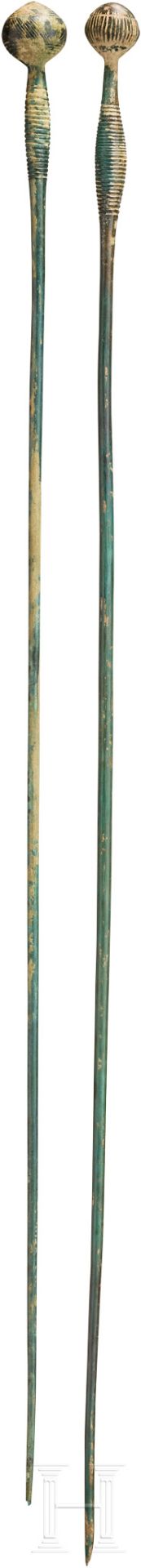Zwei große Gewandnadeln, Mitteleuropa, Mittlere Bronzezeit, 16. - 15. Jhdt. v. Chr.Zwei große - Bild 2 aus 2