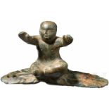 Bronzebeschlag mit Kleinkind, römisch, 2.- 3. Jhdt. n. Chr.Auf schmaler Platte sitzendes