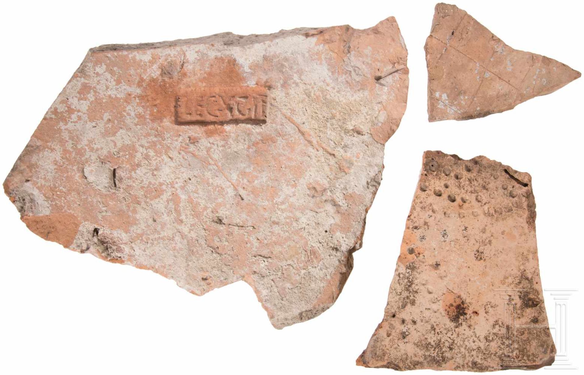 Drei Ziegelfragmente, davon eines mit Stempel der 10. Legion, römisch, 2. - 3. Jhdt.Großes Tegula-