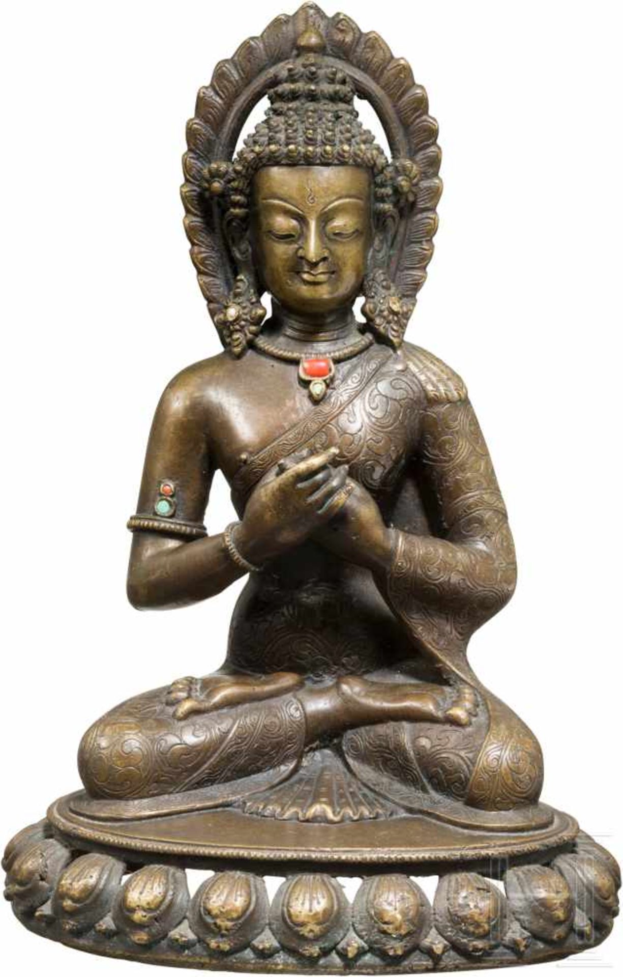 Buddha, Tibet, 19. Jhdt.Fein gravierte, patinierte Bronze mit kleinen Türkis- und Koralleneinlagen