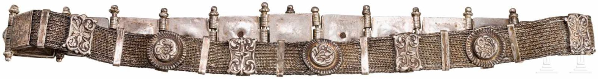 Silberner Frauengürtel, Indien, 19. Jhdt.Vs. neun mit Tiermotiven reliefierte Silberplatten, durch - Bild 2 aus 2