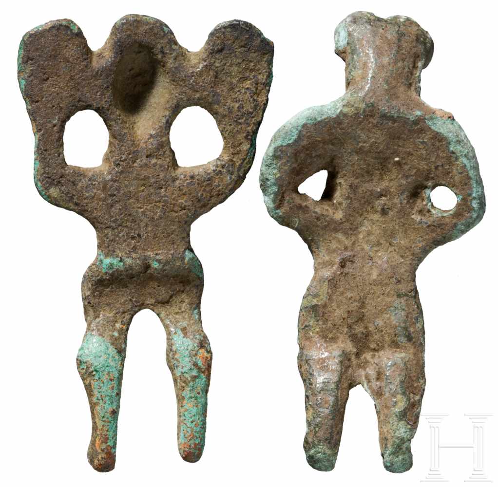 Zwei Votivfiguren, Westasien, 8. - 6. Jhdt. v. Chr.Zwei stilisierte männliche Figuren aus Bronze - Image 2 of 2