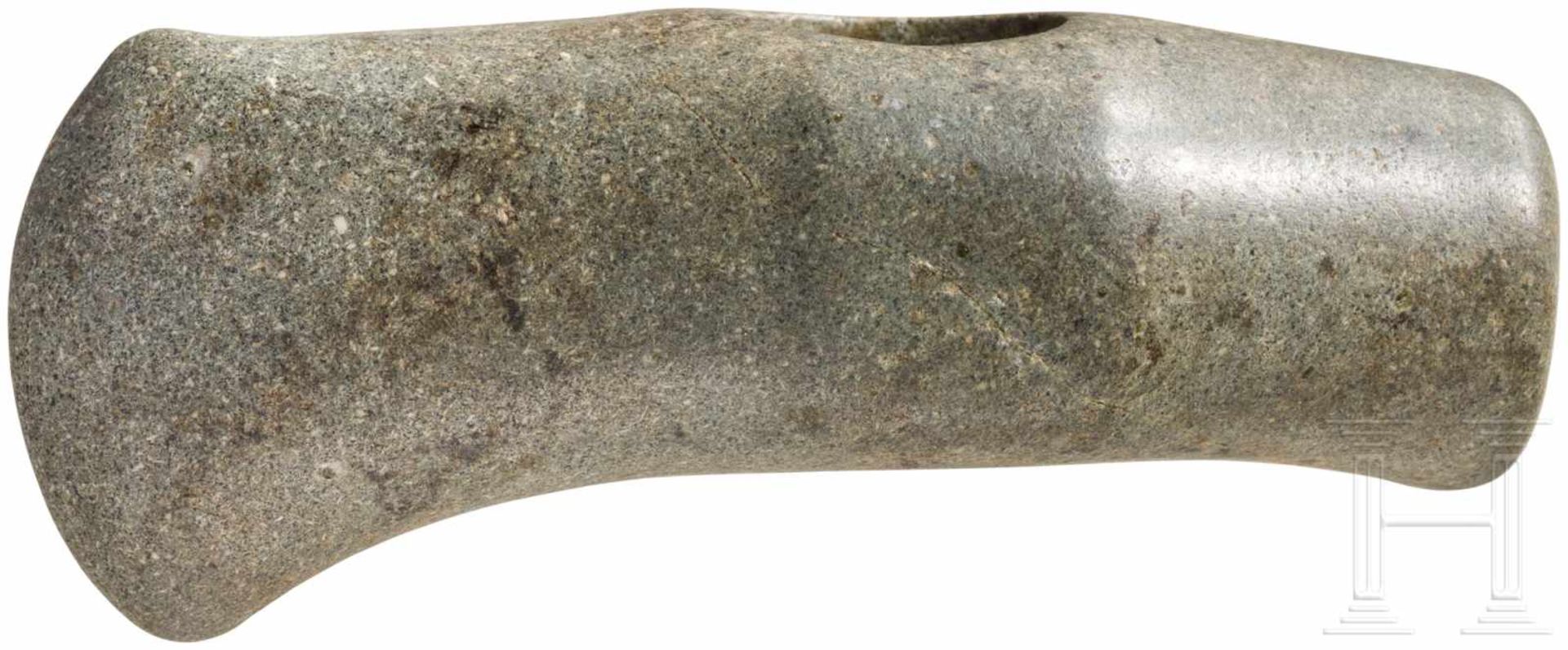 Hammeraxt, Endneolithikum, 2800 - 2500 v. Chr.Kurze Axt aus hellgrauem Felsgestein. Runder Nacken. - Bild 2 aus 2