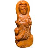 Guanyin-Anhänger aus Jade, China, Ming-DynastieGeschnittene Figur aus gelblich-bräunlicher Jade.