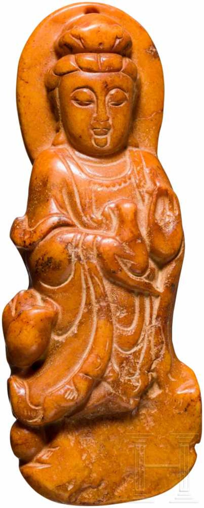 Guanyin-Anhänger aus Jade, China, Ming-DynastieGeschnittene Figur aus gelblich-bräunlicher Jade.