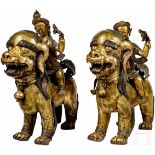 Ein Paar Foo-Löwen mit himmlischen Reitern, sino-tibetisch, 18. Jhdt.Mehrteilig gearbeitete