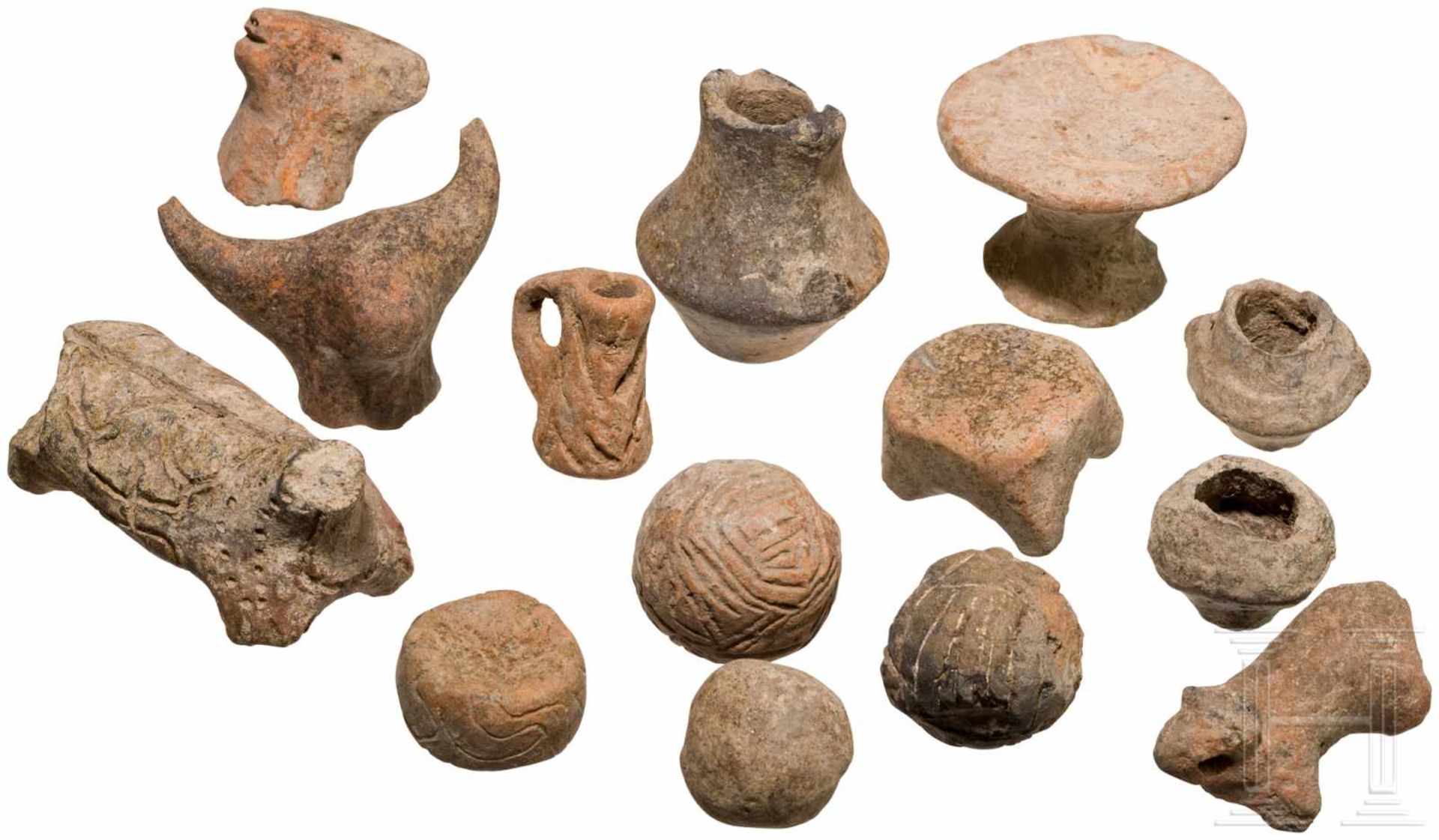 Vierzehn neolithische Miniaturgefäße und Tierstatuetten, Südosteuropa, Vinča-Kultur, 5. Jtsd. v.
