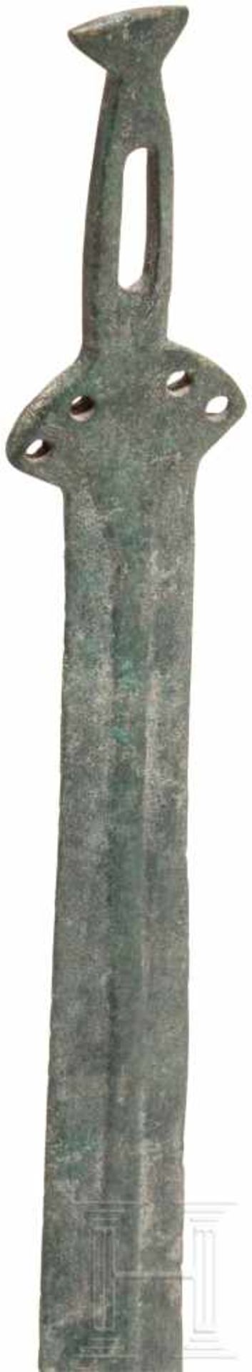 Griffzungenschwert, Frankreich, Späte Bronzezeit, 11. - 10. Jhdt. v. Chr.Bronze. Die Klinge des - Bild 4 aus 4