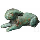 Bronzeplastik eines Hasen, römisch, 2. - 3. Jhdt.Figur eines am Boden kauernden Hasen mit