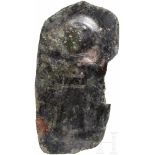 Votivblech mit Adorant, urartäisch, 8. Jhdt. v. Chr.Längliches Bronzeblech mit von hinten