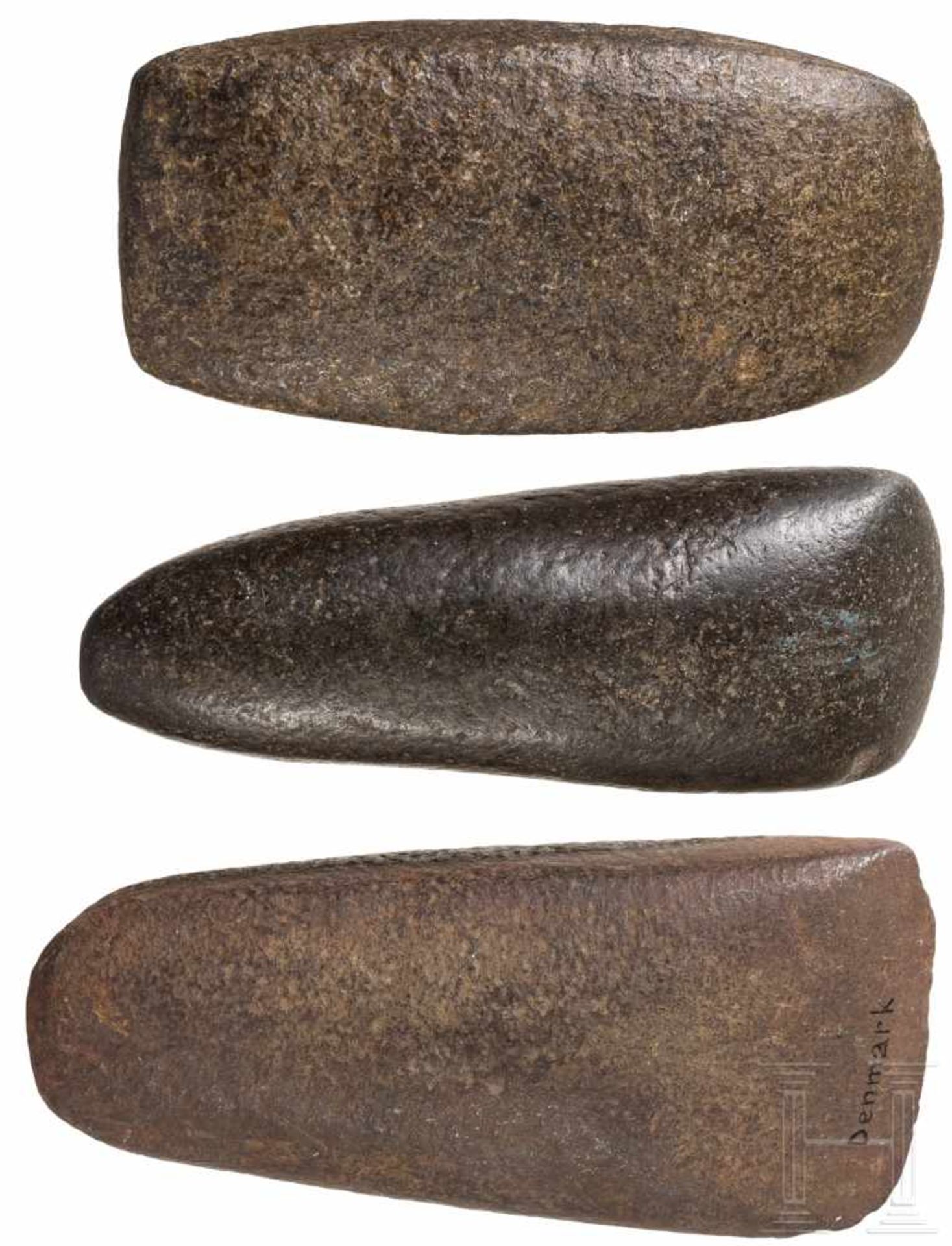 Drei neolithische Steinbeile, England und Dänemark, ca. 4700 - 2200 v. Chr.Gut poliertes,