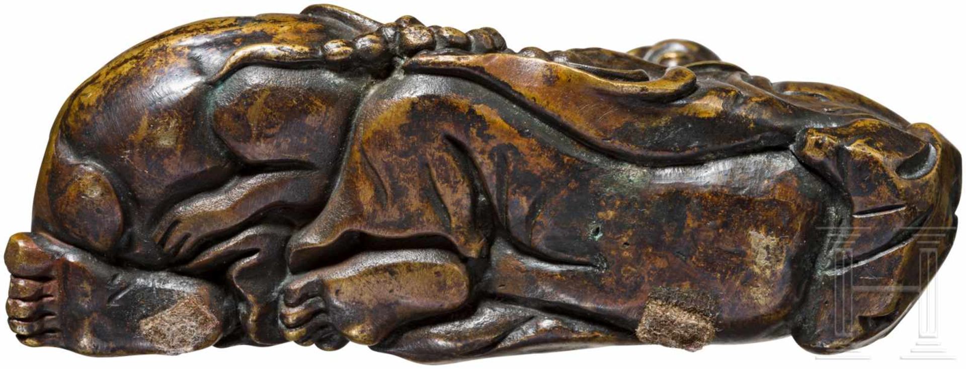 Kleinbronze "Sitzender Weiser", China, 18./19. Jhdt.Bronze mit bräunlicher Alterspatina. Darstellung - Bild 3 aus 3